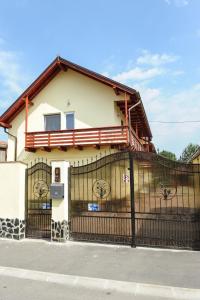 uma casa com um portão e uma cerca em casa Weinerth em Rasnov