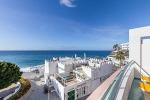 ein Blick auf das Meer vom Balkon eines Gebäudes in der Unterkunft Playa Delphin 205 in Puerto Naos