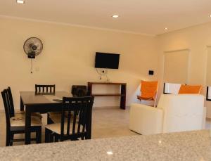ein Wohnzimmer mit einem Esstisch und ein Wohnzimmer mit einem Sofa in der Unterkunft Casabella total confort y relax in Villa Elisa