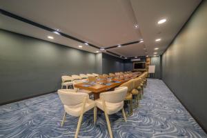 a conference room with a long table and chairs at HanzadeHotel in Edremit