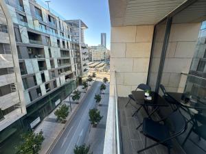 uma varanda com mesa e cadeiras em um prédio em ستديو فندقي برج داماك بوليفارد العبدلي em Amã