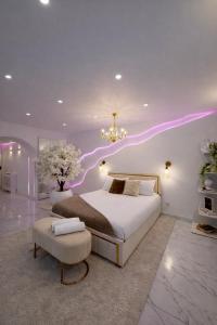 En eller flere senge i et værelse på TheFloor - Hotel Spa