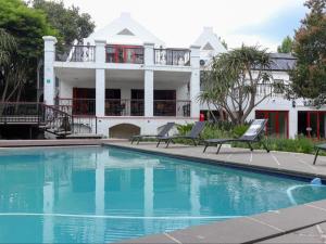 Hồ bơi trong/gần Inhle Executive Suites