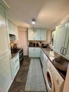 Kuchyň nebo kuchyňský kout v ubytování Beautiful Cosy Apartment in Brighton BN2 3AD