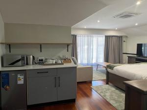 Nhà bếp/bếp nhỏ tại Inhle Executive Suites