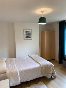 Postel nebo postele na pokoji v ubytování Beautiful Cosy Apartment in Brighton BN2 3AD