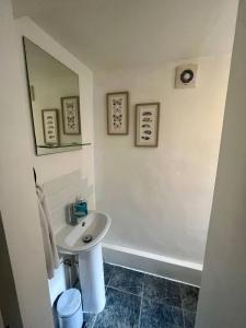 Koupelna v ubytování Beautiful Cosy Apartment in Brighton BN2 3AD + 9 fotografií