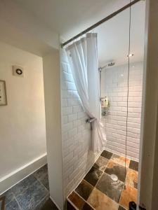 Koupelna v ubytování Beautiful Cosy Apartment in Brighton BN2 3AD