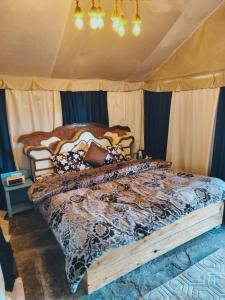 En eller flere senge i et værelse på back 2 bachpan adventure camps