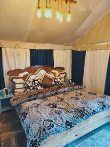 En eller flere senge i et værelse på back 2 bachpan adventure camps + 14 billeder