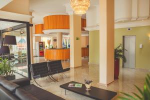 a lobby with a couch and a table at Grande Hotel Guarapuava in Guarapuava