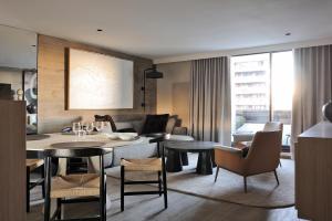 eine Küche und ein Wohnzimmer mit Esstisch und Stühlen in der Unterkunft La Résidence Belledonne in Courchevel