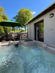 Hồ bơi trong/gần Breckland House with Hot Tub