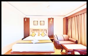 En eller flere senge i et værelse på The Indra