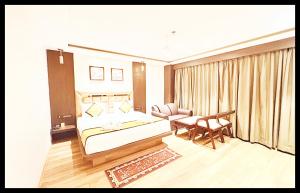 En eller flere senge i et værelse på The Indra