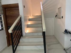 eine Treppe in einem Haus mit Lichtern an der Treppe in der Unterkunft Pearlmab villa in Tema + 1 Foto