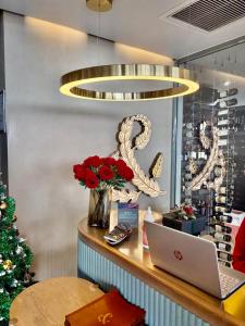 un negozio con un albero di Natale e un computer portatile sul bancone di Stunning Apartment in Ellipse Waterfall Midrand a Midrand
