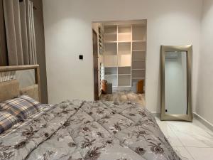 ein Schlafzimmer mit einem großen Bett und einem Schrank in der Unterkunft Pearlmab villa in Tema