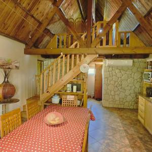 a dining room with a table and a wooden ceiling at Bienvenue chez Gaston in Le Tampon