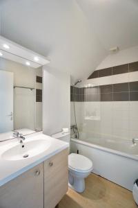 Et badeværelse på Cabane aux étoiles -piscine-golf à 50m