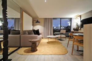 ein Wohnzimmer mit Sofa und Tisch in der Unterkunft La Résidence Belledonne in Courchevel