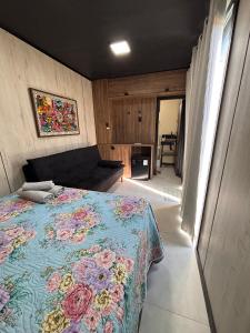 - une chambre avec un lit et une couverture colorée dans l'établissement Container - Pura Vida, à Uruçuca