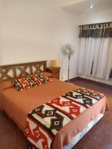 En eller flere senge i et værelse på Cabañas y Camping El Gringo