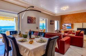 uma sala de jantar com mesa e cadeiras em Villa Aeolos em Barbati