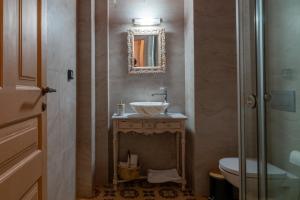 een badkamer met een wastafel en een toilet bij Rastoni 1928 in Aegina Town +62 foto's