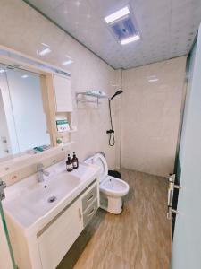 毕节Good dream Hotel的带水槽和马桶的浴室