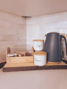 Příslušenství pro přípravu čaje a kávy v ubytování Black Salt Retreat