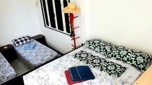 a room with two beds with books on them at Um castelo só pra você! 