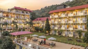 vista su un hotel con tavoli e sedie di Riverside Resorts a Devaprayāg