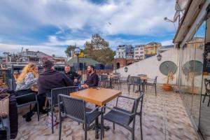 een groep mensen die aan een tafel op een terras zitten bij Apple Mansion in Istanbul