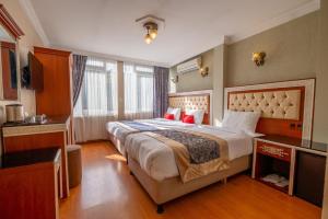 een slaapkamer met een groot bed in een kamer bij Apple Mansion in Istanbul +12 foto's