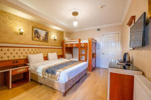 een hotelkamer met een bed en een televisie bij Apple Mansion in Istanbul