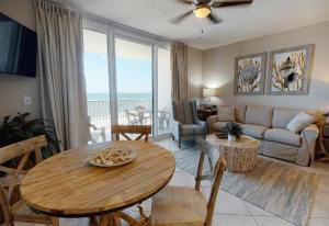 un soggiorno con un tavolo e un divano di Beach Club 1109 D a Gulf Shores Altre 28 foto