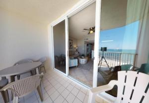 una stanza con balcone con tavolo e sedie di Beach Club 1109 D a Gulf Shores