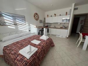 een slaapkamer met een groot bed en een keuken bij Alloggio Turistico - I tre Moschettieri - Zona Universitaria e Tribunale Nuovo in Viterbo