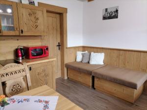 een kleine kamer met een bank in een sauna bij Privát Gallik Bachledka in Ždiar