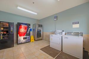 Kuchyň nebo kuchyňský kout v ubytování Weslaco Inn by Capital O Near Mercedes