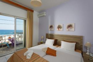Postel nebo postele na pokoji v ubytování Zorbas Hotel