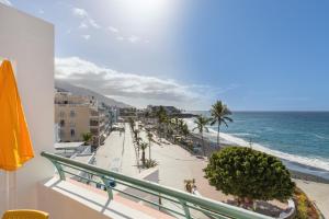 balcone con vista sulla spiaggia e sull'oceano di Playa Delphin 303 a Puerto Naos