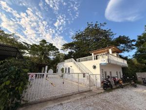 Το κτήριο όπου στεγάζεται  η παραθεριστική κατοικία