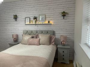 een slaapkamer met een bed met twee tafels en twee lampen bij Double room with en-suite in Halton