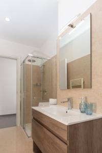 een badkamer met een wastafel en een spiegel bij ArtStay Apt Humanitas, Two Rooms, Parking in Rozzano