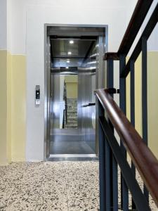 een lift in een gebouw met een gang bij ArtStay Apt Humanitas, Two Rooms, Parking in Rozzano