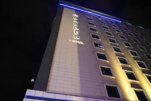 un edificio con un cartello sul lato di Barden Hotel&Spa a Siirt