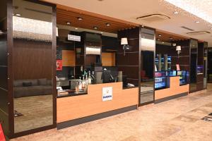 una hall di un negozio con porte in vetro e bancone di Barden Hotel&Spa a Siirt Altre 105 foto