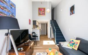 Et tv og/eller underholdning på LA SUITE terrasse, wifi,parking,clim